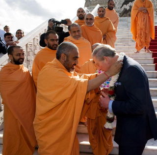 Príncipe Charles celebra o festival hindu Holi no templo Neasden, em Londres