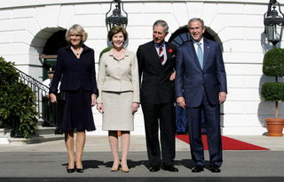 Camilla Parker Bowles, Laura Bush, Príncipe Charles, e o ex-presidente dos EUA, George W. Bush durante visita à Casa Branca