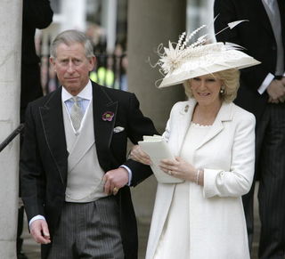 Príncipe Charles e Camilla Parker Bowles se casam em Berkshire, Inglaterra, em 2005