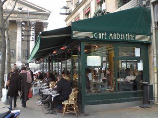 Café localizado na praça Madeleine