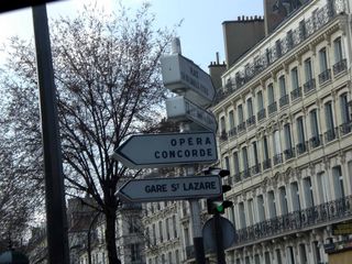 Placas localizadas nas ruas de Paris