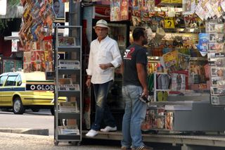 José Wilker passeia pelo Leblon