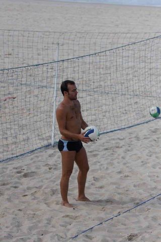 Roger Flores jogando Volei na praia do Leblon, no Rio de Janeiro