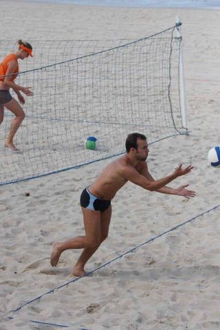 Roger Flores jogando Volei na praia do Leblon, no Rio de Janeiro