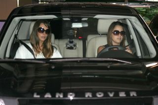 Camila Rodrigues e Fernanda Rodrigues fazendo compras no shopping Rio Design Barra, no Rio de Janeiro