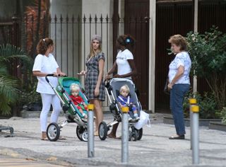 Fernanda Lima passeia com os filhos e com sua mãe pelas ruas do Leblon