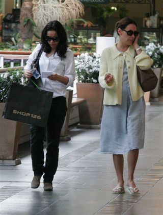 Carolina Ferraz passeia com amiga no Rio