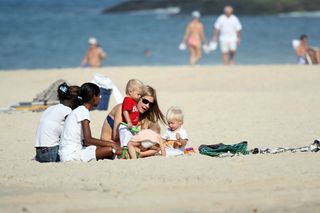 Fernanda Lima com os gêmeos na Praia do Leblon