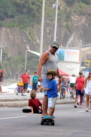 Alexandre Acioly com o filho andando de skate