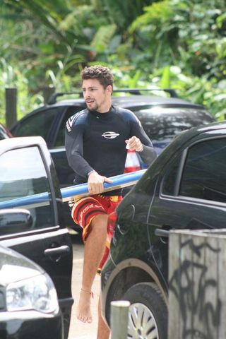 Cauã Reymond pratica surf na Prainha