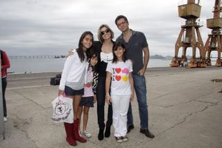 Flávia Alessandra e Otaviano Costa com Giulia e amigas