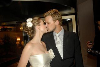 Guilherme Berenguer e Bianca Cardoso se beijam na porta do Hotel Marriot, no Rio de Janeiro