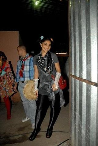 Juliana Paes na festa junina de Caminho das Índias