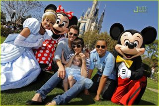 Tom, Katie e Suri na Disney