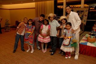 Elenco mirim no bazar julino beneficente para a ONG Ressurgir, no Hotel Sheraton Barra, no Rio