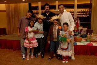 Elenco mirim no bazar julino beneficente para a ONG Ressurgir, no Hotel Sheraton Barra, no Rio