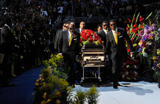 Caixão de Michael Jackson é levado para fora do Staples Center