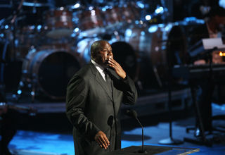 Magic Johnson discursa em homenagem a Michael Jackson