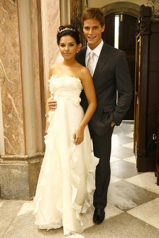 Yasmin (Mariana Rios) e Peralta (Jonatas Faro)