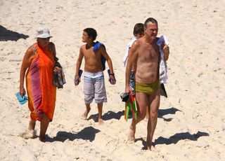 Pedro Bial com os filhos e a mãe na praia de Ipanema