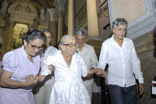 Dona Canô comemora 102 anos ao lado dos filhos