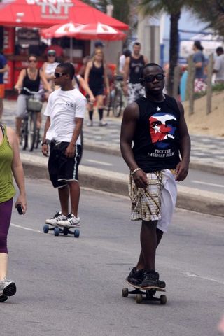 Douglas Silva anda de skate