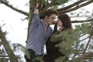 Edward (Robert Pattinson) e Bella (Kristen Stewart)