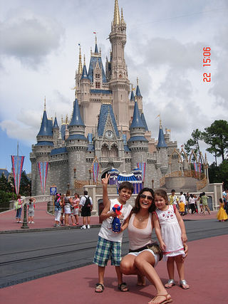 Juliana Paes e os sobrinhos Gabriel e Larissa na Disney