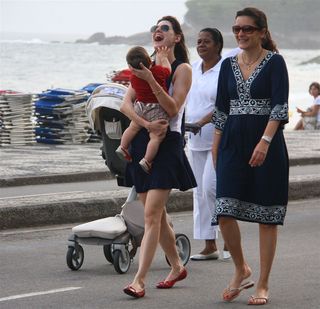 Lavínia Vlasak passeou com o filho, Felipe, pelas ruas de Ipanema