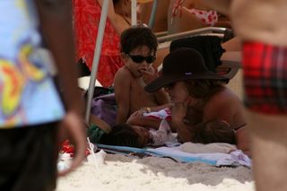 Joana Prado e Vítor Belfort aproveitaram o feriado com os filhos mais velhos, Davi e Vitória, na praia do Pepê, no Rio