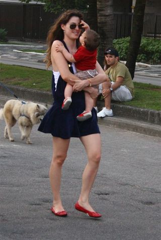 Lavínia Vlasak passeou com o filho, Felipe, pelas ruas de Ipanema