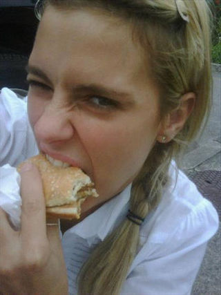 Carolina Dieckmann comendo um lanche