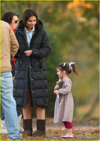 Suri Cruise visita a mãe em set de filmagem