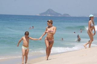 Carolina Dieckmann com o filho Davi na praia da Reserva