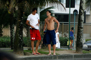 Os jogadores de vôlei Giba e Rodrigão caminhando na orla do Leblon