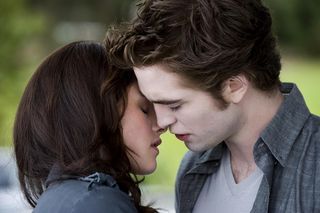 Bella (Kristen Stewart) e Edward (Robert Pattinson)