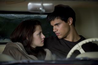 Jacob (Taylor Lautner) e Bella (Kristen Stewart)