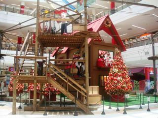 Santana Parque Shopping montou ao redor da casa do Papai Noel um circuito de arvorismo para divertir as crianças