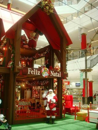 Santana Parque Shopping montou ao redor da casa do Papai Noel um circuito de arvorismo para divertir as crianças