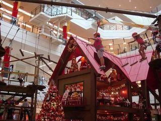 Santana Parque Shopping montou ao redor da casa do Papai Noel um circuito de arvorismo para divertir as crianças