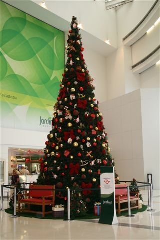 Shopping Jardim Sul faz decoração inspirada em brinquedos antigos no cenário da Casa de Brinquedo, que conta com um Papai Noel e rena animatrônicos