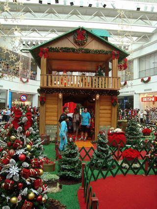 Shopping Taboão gastou cerca de 400 mil reais na decoração de Natal, trazendo uma casa do papai noel de madeira, árvores e guirlandas espalhadas pelos corredores e músicas natalinas