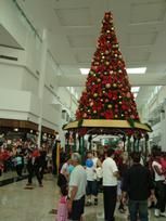 Shopping Taboão gastou cerca de 400 mil reais na decoração de Natal, trazendo uma casa do papai noel de madeira, árvores e guirlandas espalhadas pelos corredores e músicas natalinas