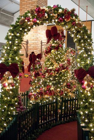 Cidade de Itu montou a maior árvore de Natal do mundo construída em shopping center. O enfeite tem 84 metros de altura e está no Plaza Shopping