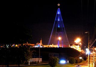 Cidade de Itu montou a maior árvore de Natal do mundo construída em shopping center. O enfeite tem 84 metros de altura e está no Plaza Shopping