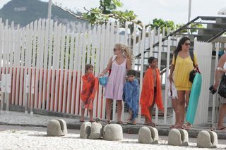 Ana Paula Tabalipa curte a praia da Barra com os filhos, no Rio