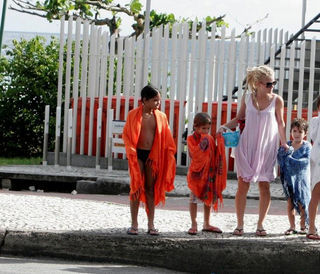 Ana Paula Tabalipa curte a praia da Barra com os filhos, no Rio