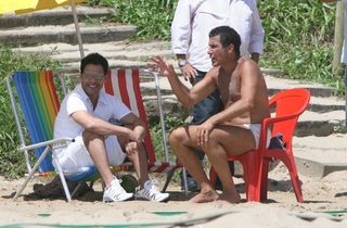 Zezé Di Camargo e Eri Johnson batem papo na praia da Barra da Tijuca, no Rio