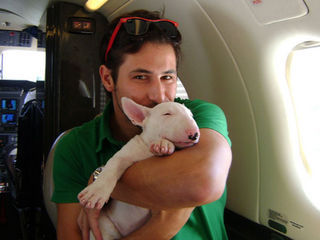 Ex-BBB Emanuel com o cachorro bull terrier Bartolomeu Playson