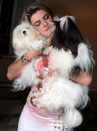 Mirella Santos com seus cachorros